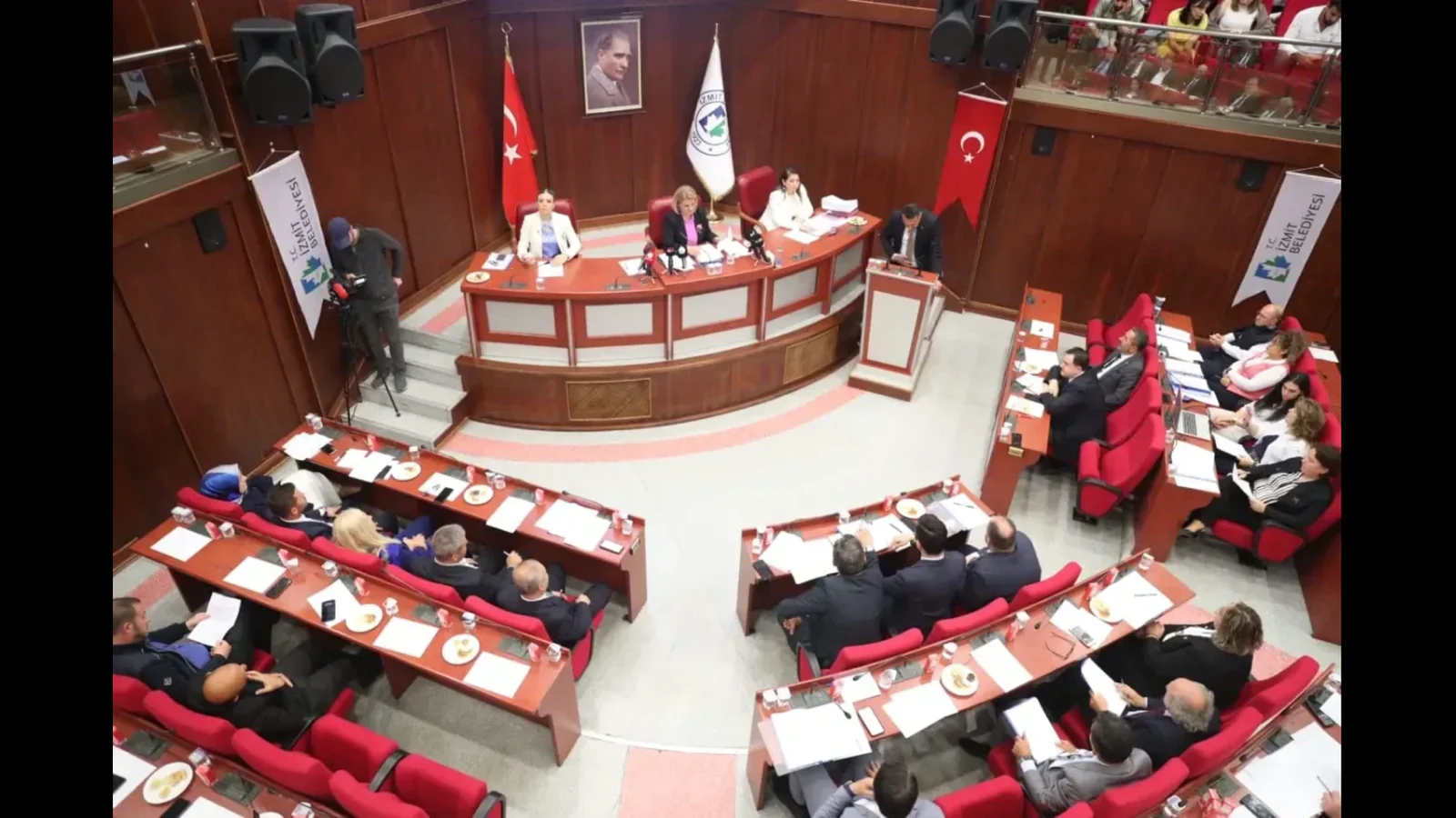 Hürriyet’ten Akp’li Meclis Üyesine:  “Geçmiş Dönemde Dini Tesisleri Satışa Çıkarmışsınız!”