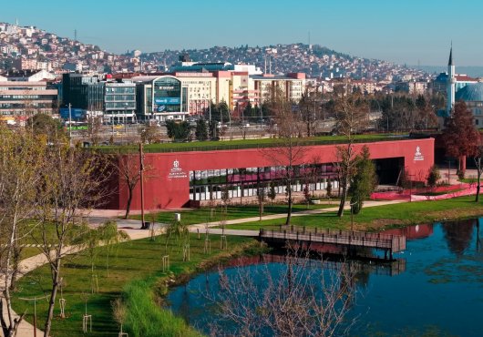  Kocaeli'de Şehrin kalbinde bir kültür alanı Alev Alatlı Kütüphanesi ve Sanat Galerisi