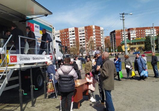 Büyükşehir’in TIR’ı Ukrayna’da yemek dağıtımına devam ediyor