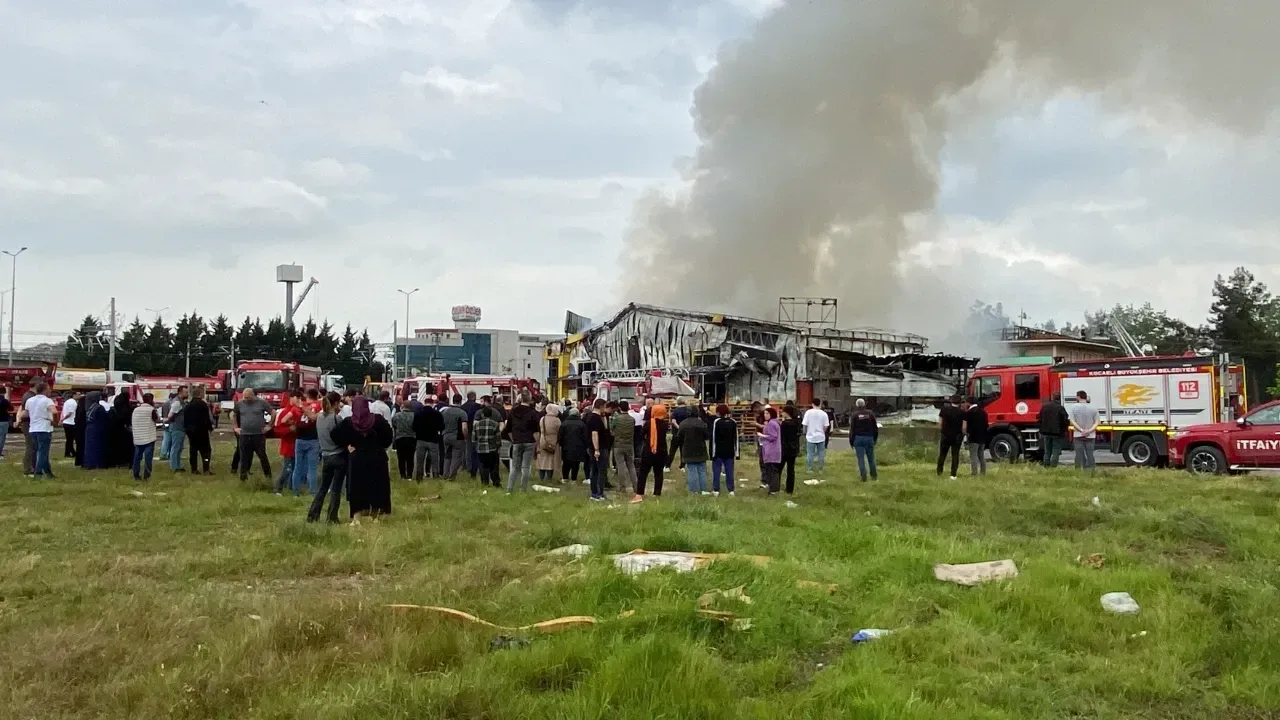 Yangın 2 saate kontrol altına alındı, market küle döndü