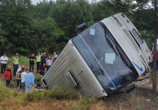 Geziye giderken şarampole uçtular!  17 kişi yaralandı
