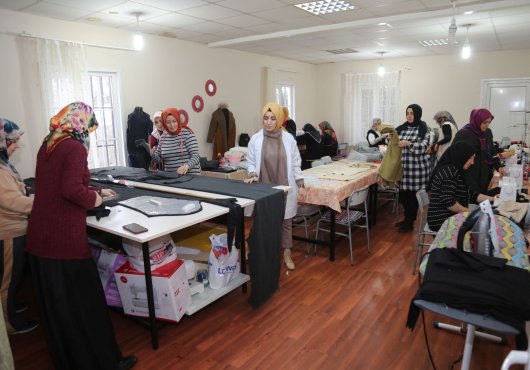 GÖLCÜKLÜ ANNELER DEPREMZEDE EVLATLARINI ISITMAK İÇİN ÜRETİYOR