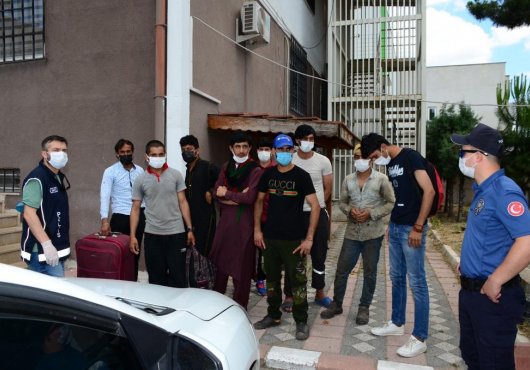 3 FARKLI OPERASYONDA 15 KAÇAK GÖÇMEN YAKALANDI
