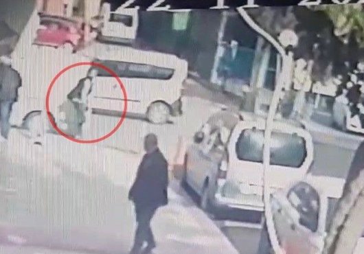 Eski eşini tabanca ile vurarak öldüren kocanın kaçışı kamerada
