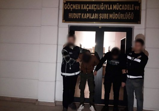 Düzensiz 11 göçmeni taşıyan 2 kişi tutuklandı