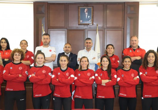 7’li Ragbi Bayan Milli takımı Başkan Turan’ı ziyaret etti