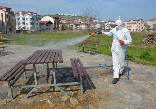 İzmit’te yüzlerce nokta koronavirüse karşı ilaçlandı