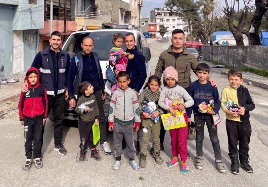 GÖLCÜK BELEDİYESİ DEPREM BÖLGESİNDE ÇALIŞMALARINI SÜRDÜRÜYOR