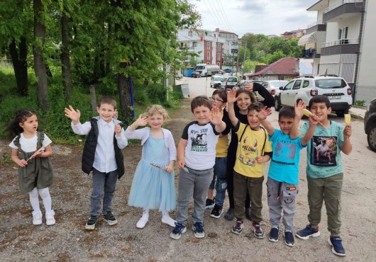 GÖLCÜK’TE ÇOCUKLAR ÇOK MUTLU