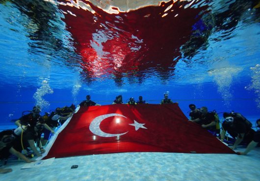  Engelli dalgıçlardan bayrak şov