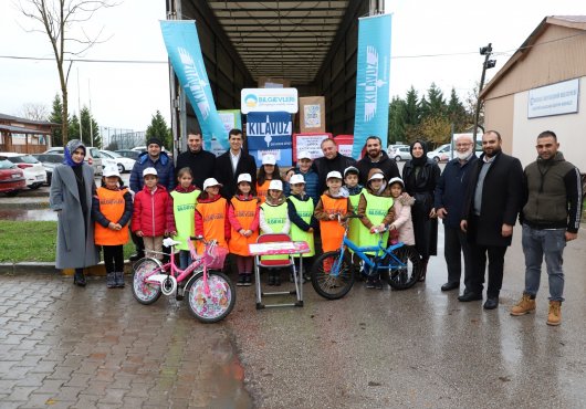 En sevdikleri oyuncaklarını Suriyeli kardeşlerine gönderdiler..
