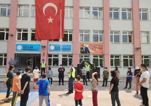 BİR DERS'TE  JANDARMAYLA