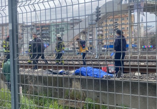 İzmit'in en işlek yaya köprüsünde intihar! Tren seferleri durdu