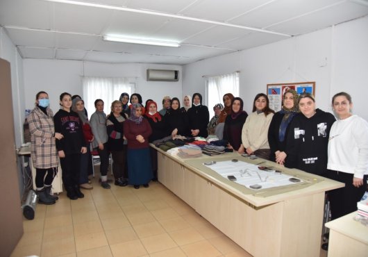 KARTEPELİ KADINLAR ÜRETİYOR, DEPREMZEDELER ISINIYOR
