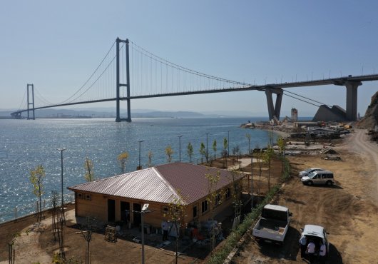 OSMANGAZİ KÖPRÜSÜ MANZARALI SAHİL PARKI ŞEKİLLENİYOR