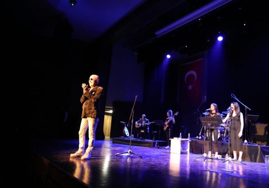 Mazhar Alanson öğretmenler için söyledi