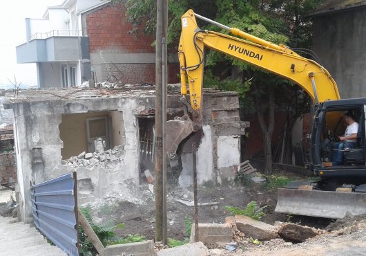 İzmit’te metruk binalar yıkılıyor