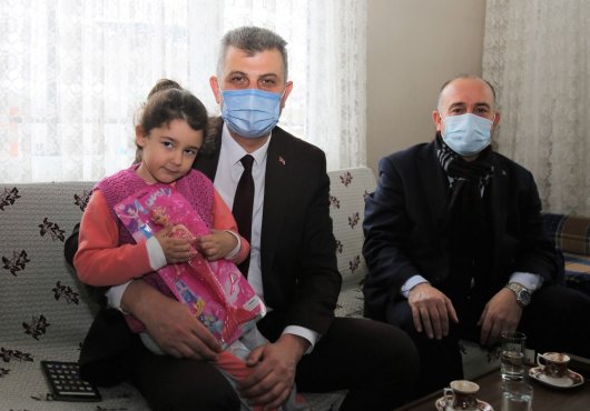 BAŞKAN SEZER, ŞEHİT AİLELERİNİ YALNIZ BIRAKMIYOR