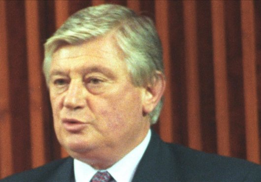 ESKİ BAKAN KORONAVİRÜS'E YENİLDİ
