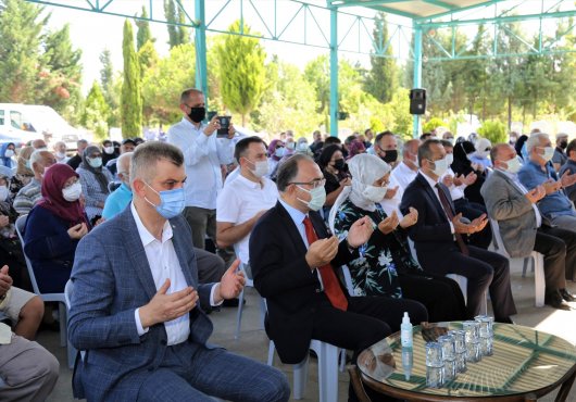 GÖLCÜK’TE DEPREM ŞEHİTLERİ DUALARLA ANILDI