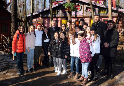  Başkan Büyükakın, Gamonya filminin oyuncuları ile Romanyalı gezdi