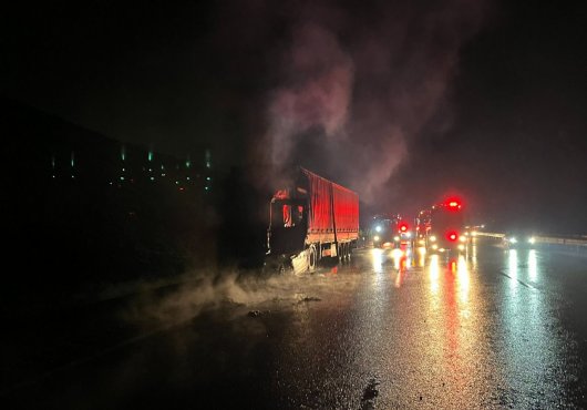 Kuzey Marmara Otoyolu'nda asit yüklü tır alev alev yandı