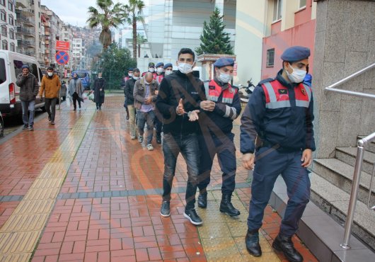 KESTİKLERİ KABLOLARLA SUÇÜSTÜ YAKALANDILAR