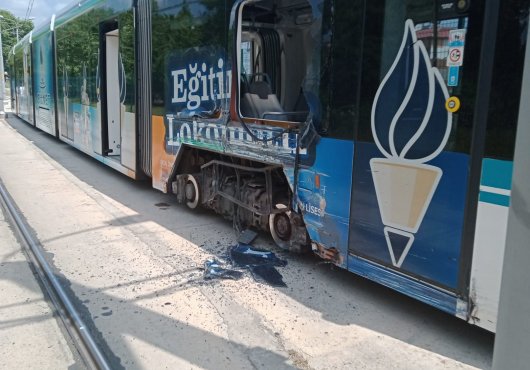 İzmit’te tramvaylar çarpıştı!
