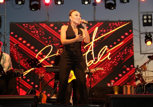 Büyükşehir’in yaz konserinde Ziynet Sali, Karamürsel’in kurtuluş gününe coşku kattı