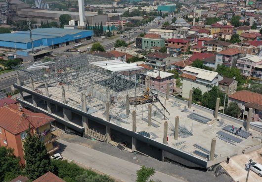 Dilovası Katlı Otoparkta çatı montajı yapılıyor