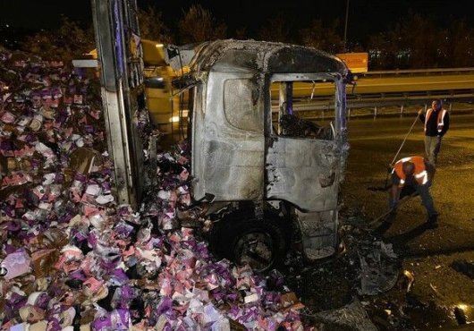 Tekstil malzemesi yüklü tır küle döndü