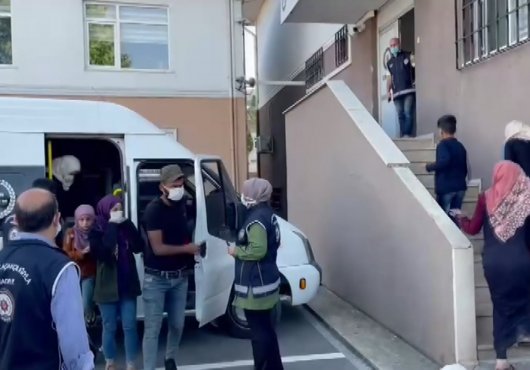 BİR MİNÜBÜSTEN 44 KAÇAK GÖÇMEN ÇIKTI'