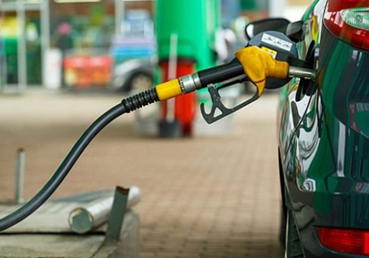Akaryakıta rekor zam, Motorin 50 lirayı geçiyor