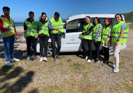 Öğrenciler  proje ödevi için sahil temizlediler