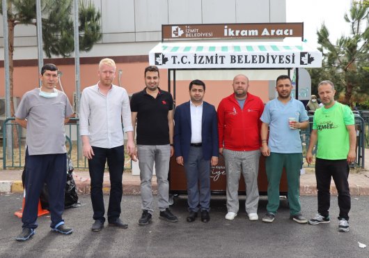 İzmit Belediyesi, Dünya Süt Günü’nde vatandaşlara süt ikramında bulundu