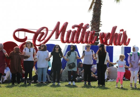 Sporda, sağlıkta, eğitimde Anne Şehir sizinle;  Büyükşehir’le 17 bin kişi zumba yaptı