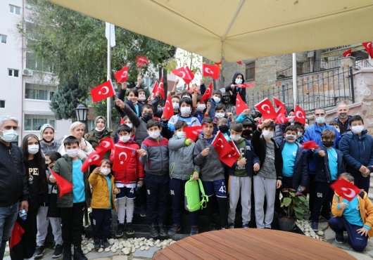 İZMİT BELEDİYESPORLU GENÇ FUTBOLCULAR ATAÜRK EVİNİ ZİYARET ETTİ
