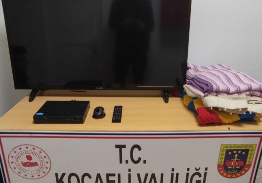HIRSIZLAR   ÇALDIKLARIYLA YAKALANDILAR