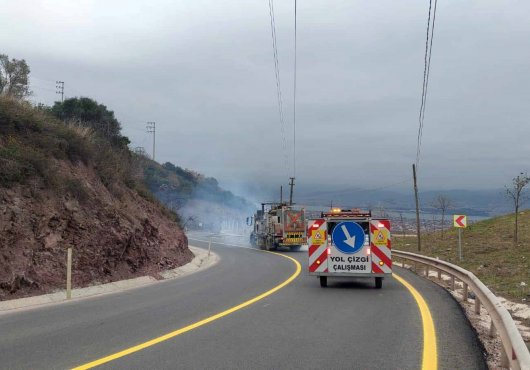 İlimtepe yoluna uzun ömürlü asfalt  ve sarı yol çizgisi