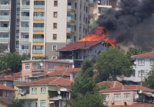 BİR ANDA ALEVLERE TESLİM OLDU