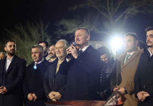 Büyükakın gençlerin coşkusuna ortak oldu: “Bir şarkısınız siz”