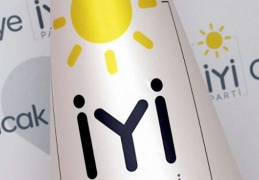 İYİ Parti Körfez İlçe Başkanı ve yöneticileri istifa etti