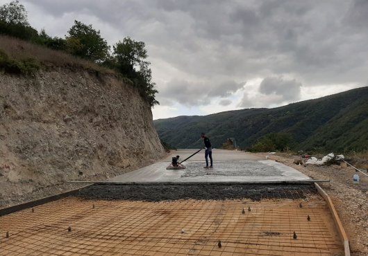 KARAMÜRSEL'DE KÖYLER ARASINDA BETON YOL YAPILIYOR