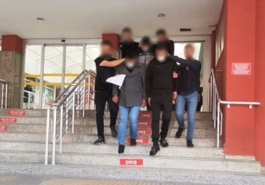 Düzensiz  6 göçmen yakalandı!  Onları taşıyan 2 kişi tutuklandı