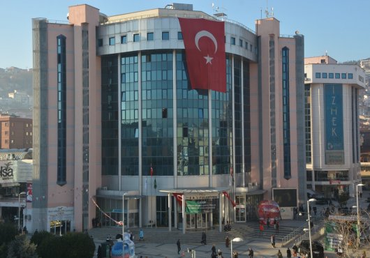İZMİT BELEDİYESİ PERSONELİ AÇIĞA ALDI