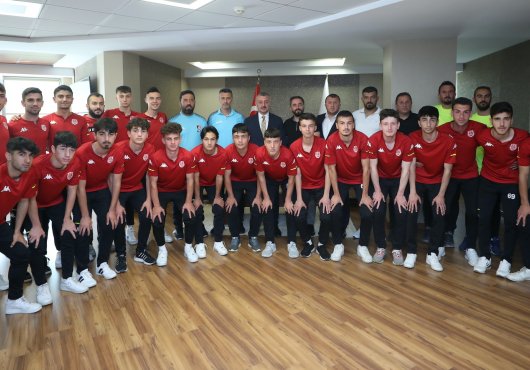     Başkan Büyükakın, Kullarspor U-18 takımını konuk etti