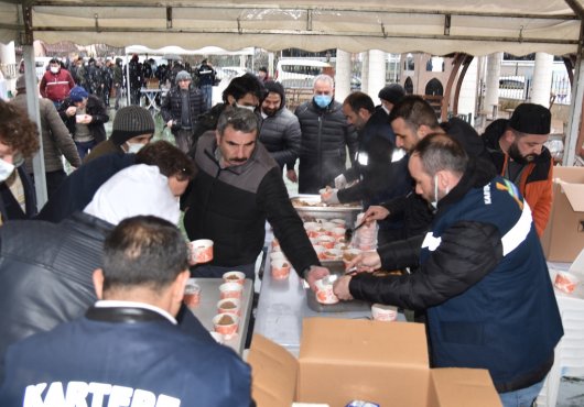 Kartepe'de   Çanakkale destanı anısına helva ikramı