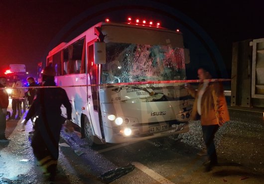 TIR İLE HALK OTOBÜSÜ ÇARPIŞTI  6 KİŞİ YARALANDI