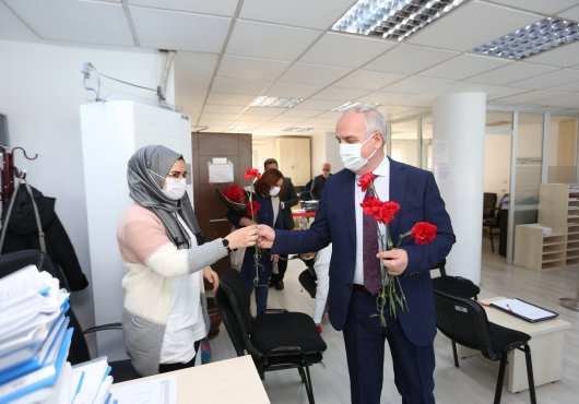 KADINLAR GÜNÜ ÇİÇEĞİ BAŞKAN AYGÜN'DEN