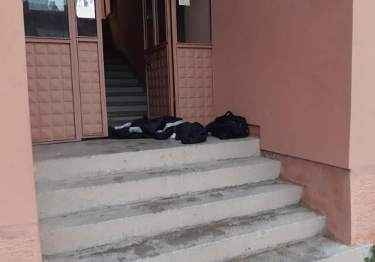 Evde kavga ettiği kardeşini bıçakladı